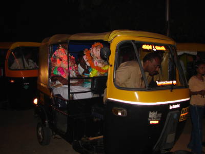 Arrivée de Ganesh en rickshaaw